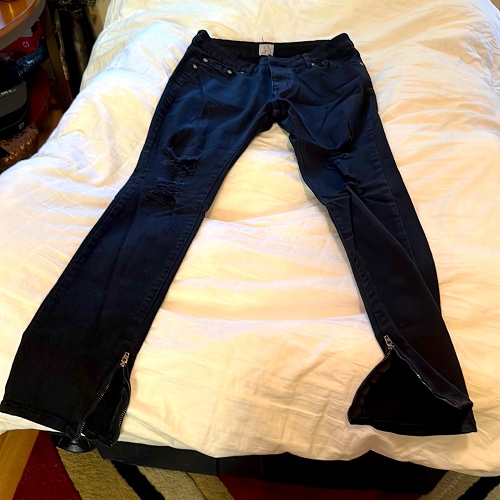 Black ripped jeans by Kuwallatee, size 34,
